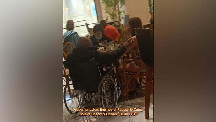 Foto Gubernur Papua, Lukas Enembe yang beredar di media sosial, sedang bersama wanita-wanita penghibur yang menjaga di salah satu rumah kasino Solaire Resort & Casino di Manila, Filipina.