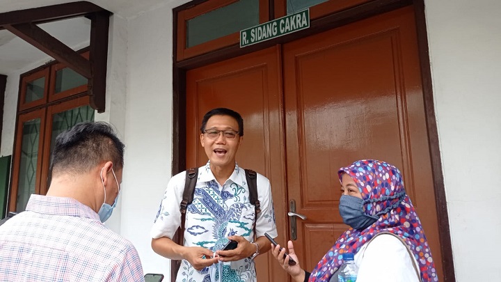 Eks karyawan PT LG Electronics Indonesia, Budi Setiawan saat memberikan keterangan kepada awak media usai sidang di PHI Surabaya, Kamis (4/3/2021). SP/Budi Mulyono