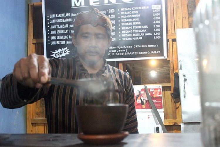 Gunardi, salah satu anggota paguyuban wong biasa sedang meracik rempah-rempah. SP/ TLG