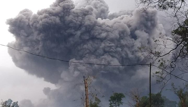 Gunung Semeru mengeluarkan awan panas pada Sabtu (16/1) sore. SP/PVBMG Semeru