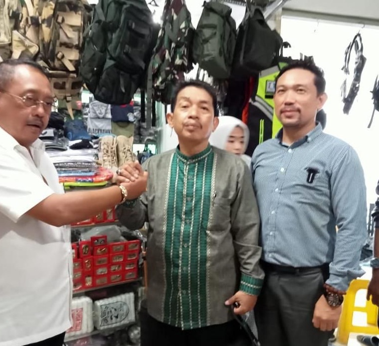 Wakil Wali Kota Surabaya Armuji saat meninjau Pasar Turi Baru, Kamis (21/7/2022). Terlihat Armuji juga senang dengan geliat pedagang yang telah buka. Seperti salah satu pedagang, yakni H. Syukur. SP/ALQ