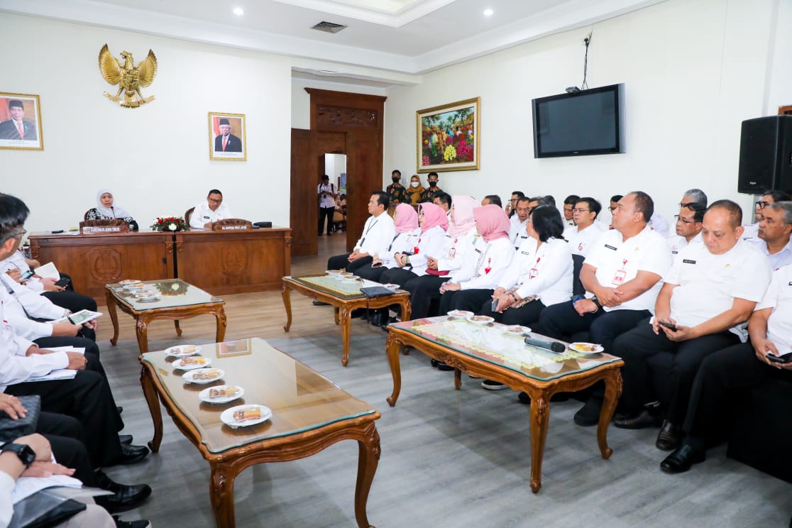 Khofifah langsung pimpin rakor program kerja 2024 Usai Pulang Umroh untuk maksimalkan pendapatan Pemprov Jatim. SP/Biro Adpim Pemprov Jatim