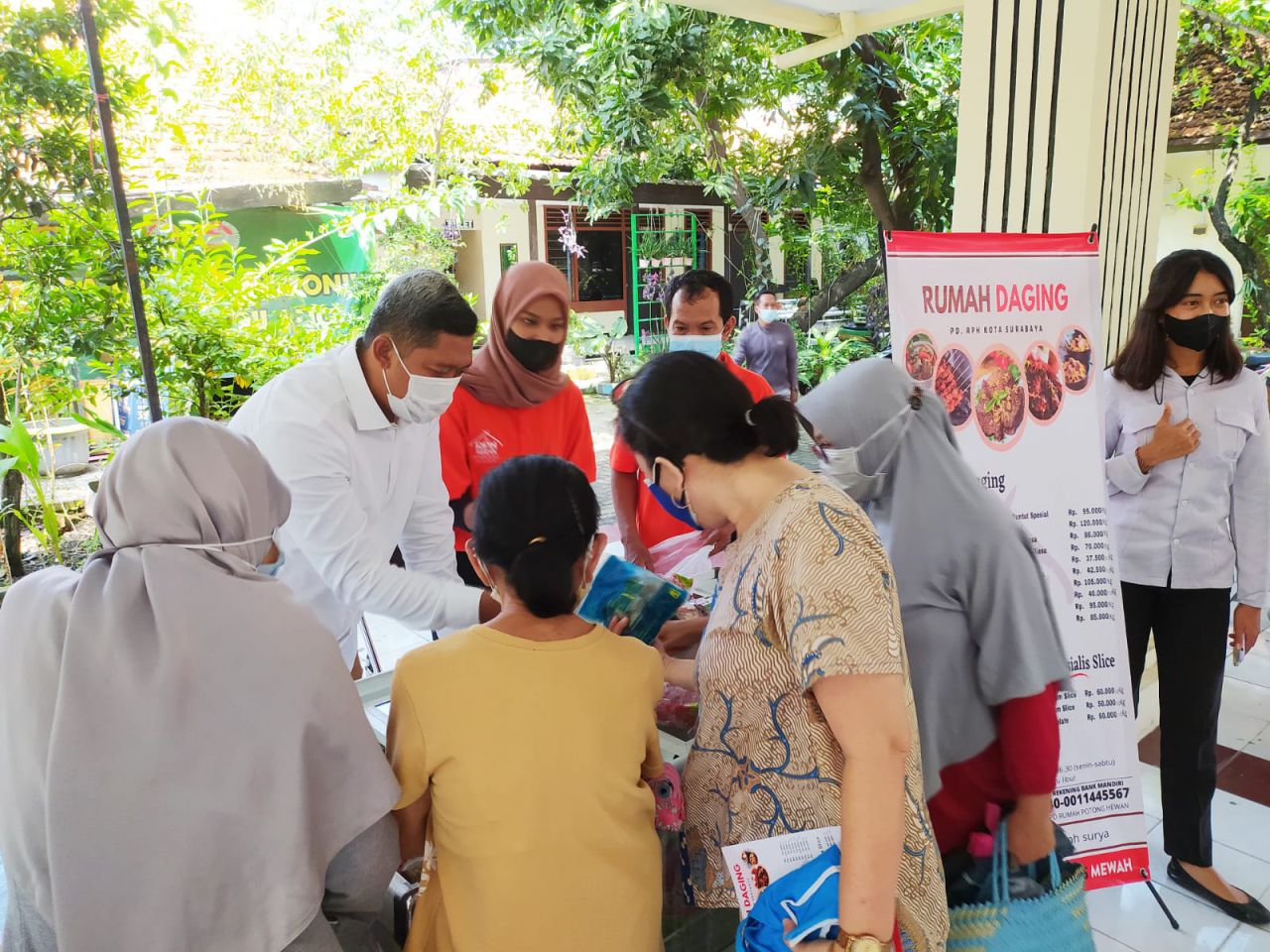 Direktur Utama PD RPH Surya, Fajar Arifianto Isnugroho, saat mengikuti operasi pasar di Kelurahan Karangpilang Rabu pagi (23/3). SP/ALQ