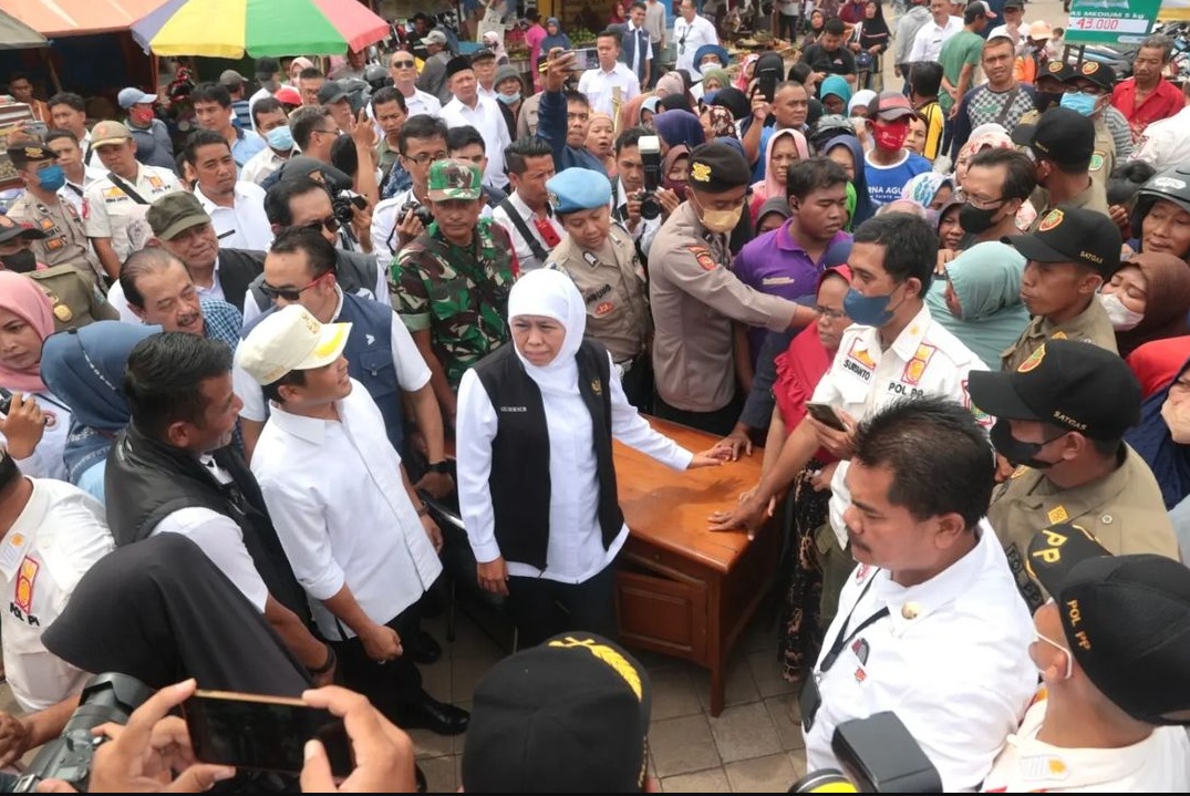 Gubernur Khofifah meninjau operasi pasar di Pasar Besar Kota Pasuruan, Jalan Soekarno Hatta, Mayangan, Kota Pasuruan, Rabu (15/2/2023). SP/@KHOFIFAH.IP