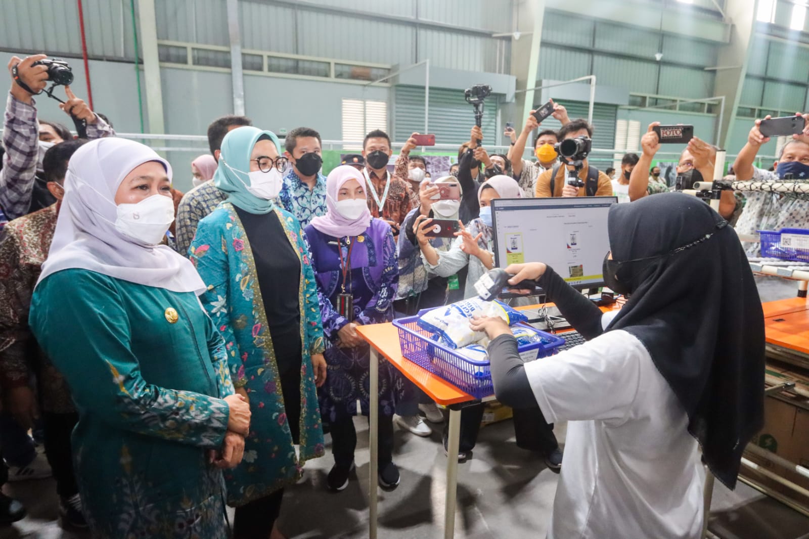 Peresmian Jaringan Gudang Pintar Dilayani Tokopedia Jawa Timur yang berlokasi di Gudang Pintar Tokopedia Jawa Timur, Tambak Osowilangun, Surabaya, Kamis (20/10). SP/JATI