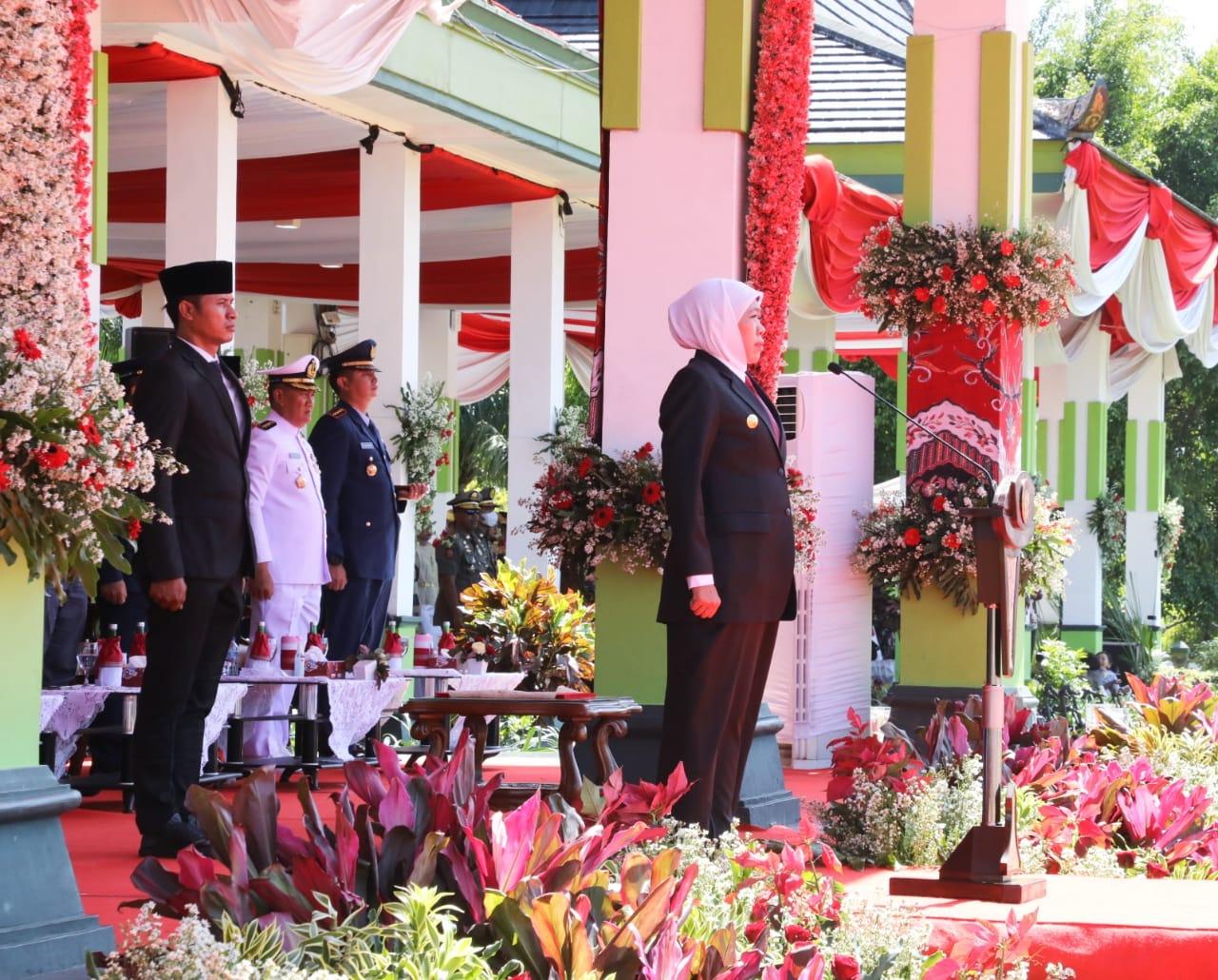 Gubernur Khofifah, bertindak sebagai inspektur upacara di alun – alun Reksogati Caruban, Kabupaten Madiun, Jum’at (28/10). SP/JATI