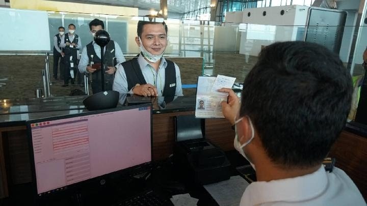 Petugas Imigrasi Bandara Soekarno-Hatta mengamankan 2 kru pesawat kargo asal Cina karena diduga melanggar keimigrasian.