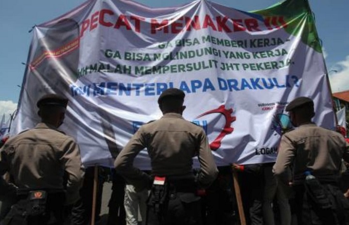 Sejumlah polisi melakukan pengamanan unjuk rasa buruh di depan gedung DPRD Jawa Timur, Surabaya, Jawa Timur, Rabu (16/2/2022). 