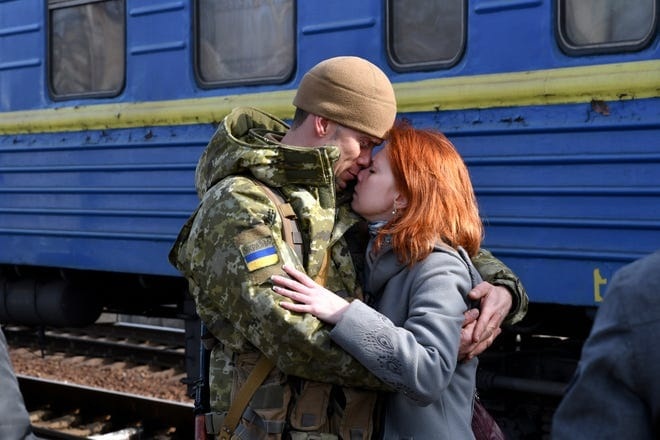 Seorang tentara Ukraina melepas kekasihnya pergi mengungsi di Kramatorsk, timur Ukraina, kemarin.

Foto sp/usatoday
