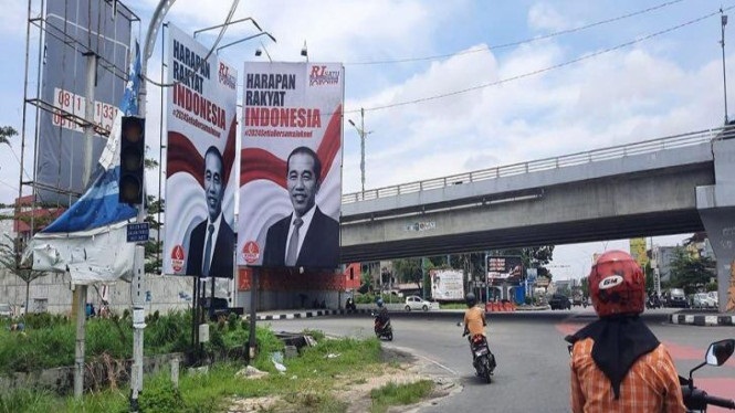 Baliho mendukung Jokowi 3 Periode yang bertebaran di Pekanbaru.