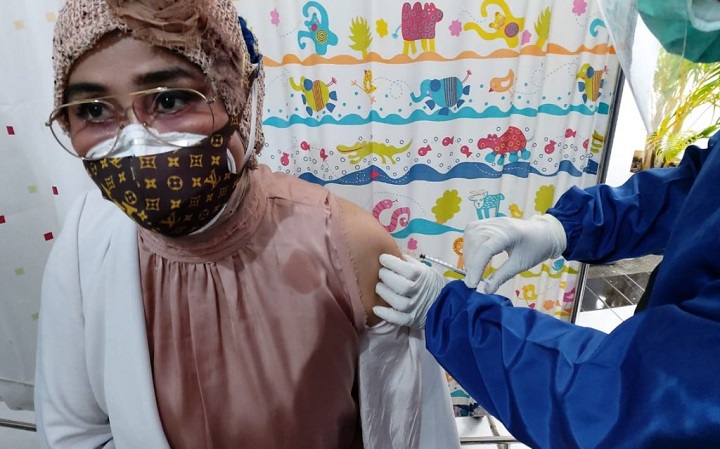  Salah seorang tenaga kesehatan tengah disuntik vaksin covid-19