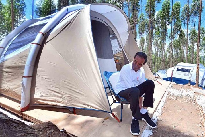 Presiden Joko Widodo duduk di depan tenda usai memimpin seremoni ritual Kendi Nusantara di titik nol Ibu Kota Negara (IKN) Nusantara di Kecamatan Sepaku, Penajam Paser Utara, Kalimantan Timur, Senin (14/3/2022).