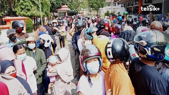 Antrian minyak goreng di Kendari, Sultra beberapa waktu lalu. Emak-emak rela berpanas-panasan, bahkan beberapa sambil membawa anak mereka, demi mendapatkan minyak goreng.
