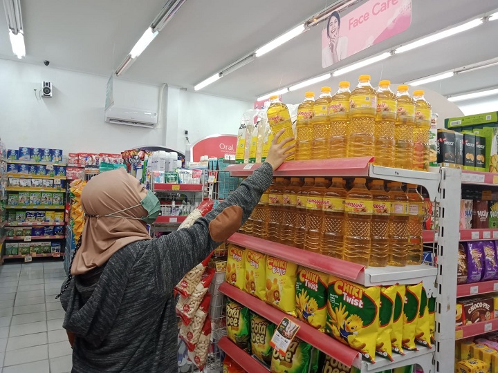 Minyak goreng tampak berjejer rapi di salah satu gerai Indomaret di Tanjungsari, Surabaya, Kamis (17/3/2022).