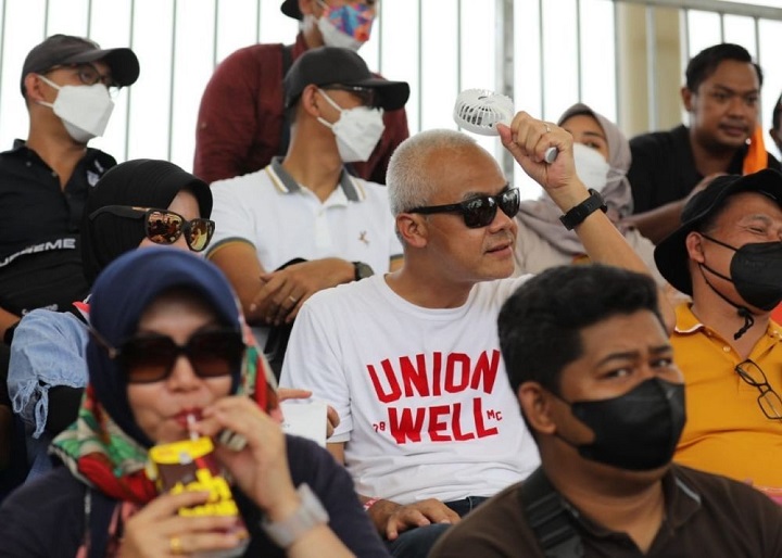 Ganjar memakai kipas kecil untuk mendinginkan badannya karena gerah, Minggu (20/3/2022).