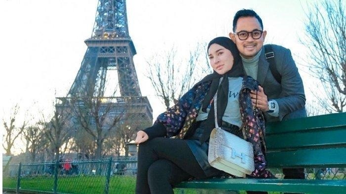 Juragan 99 atau Gilang Widya Pramana dan Shandy Purnamasari, berpose dengan latar belakang Menara Eiffel, Paris.