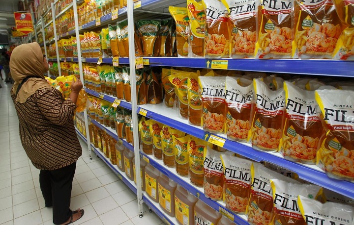 Minyak goreng tiba-tiba sudah tersedia di mana-mana termasuk di semua minkmarket di Surabaya ketika harganya naik dua kali lipat. Sp/Amin