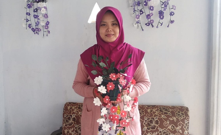 Eny Mujayanah dengan karya bunga kresek miliknya. SP/ MDN