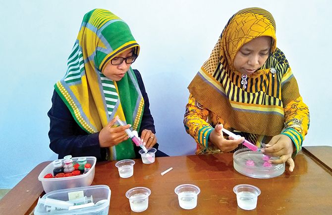 Imroattus Sholichah dan Siti Fatimah ketika proses mengerjakan jelly art. SP/ TLG