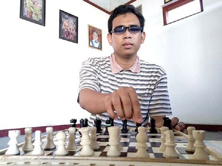 Muhammad Calvin Anggara putra saat bermain papan catur untuk tunanetra. SP/ TLG