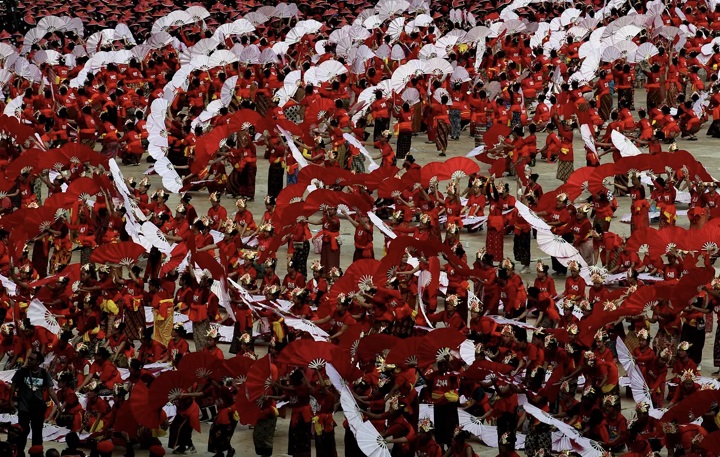Ribuan penari memeragakan penampilannya saat gladi resik peringatan puncak Bulan Bung Karno (BBK) di Stadion Utama Gelora Bung Karno (GBK), Jakarta, Jumat (23/6/2023). Mereka membawakan tari Kecak, dramatari seni khas Bali.