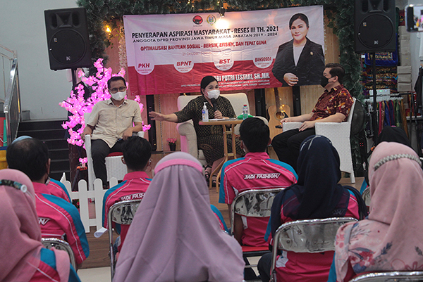 Anggota DPRD Jatim Hari Putri Lestari saat reses di Pertokoan Jadi Fashion Jember, 4/11/2021. Foto : Riko/SP