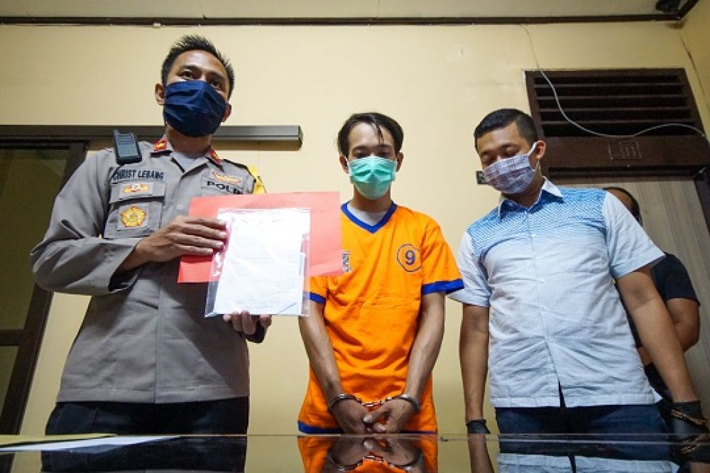Elsapen pelaku penggelapan digelandang polisi saat gelar rilis di Polsek Wonokromo, Rabu (24/6/2020).

SP/julian