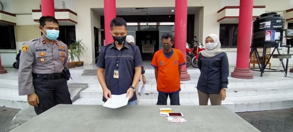 Munif, pelaku yang menjual istrinya sendiri hanya karena ingin mendapatka fantasi seks semata, diamankan oleh unit PPA Polrestabes Surabaya, Rabu (5/8/2020).

Foto: Sp/jemmi
