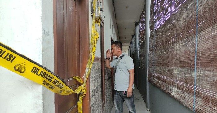 Lokasi kamar kos milik Ervina, telah dipasangi police line usai dirinya tergeletak tak di kamar kos.