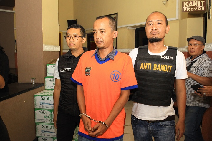 Diki Arfian, pelaku penipuan pada PPDB Surabaya 2023 yang memakan beberapa korban calon siswa ditangkap tim Reskrim Polsek Tegalsari, Selasa (25/7/2023). SP/Ariandi