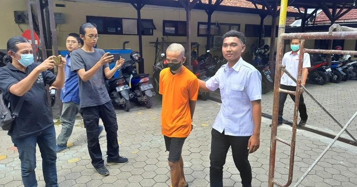 Pelaku, Dion Aryo, saat ditangkap oleh tim Satreskrim Polresta Mojokerto