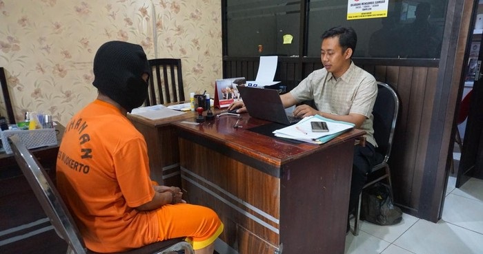 SL, pelaku pemerkosa anak kandungnya sendiri, saat ditangkap tim Satreskrim Polres Mojokerto, Selasa (3/10/2023).