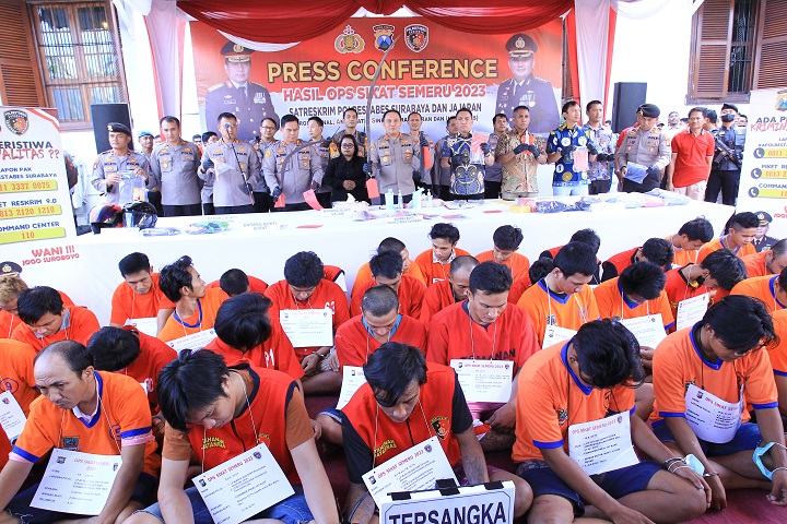Kapolrestabes Surabaya Kombes Pol Pasma Royce mempertunjukkan 100 orang tersangka dari 177 kasus kejahatan yang berhasil diungkap oleh tim Polrestabes Surabaya dalam sepekan. SP/Ariandi