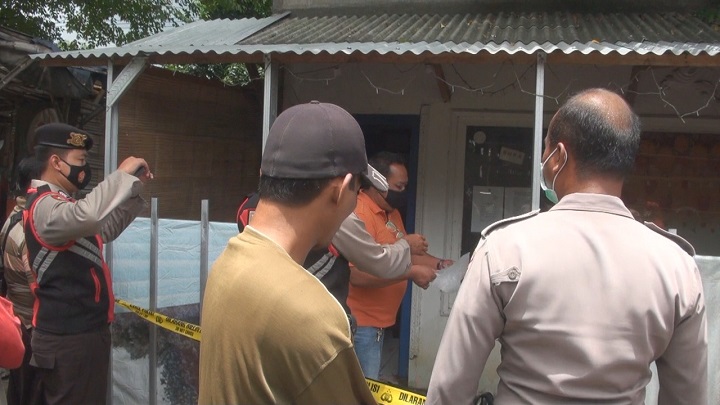 Petugas saat melakukan olah TKP di tempat kejadian di panti pijat di Desa Mlirip, Jetis, Kabupaten Mojokerto, Kamis (4/2/2021). SP/Dwy Agus Susanti