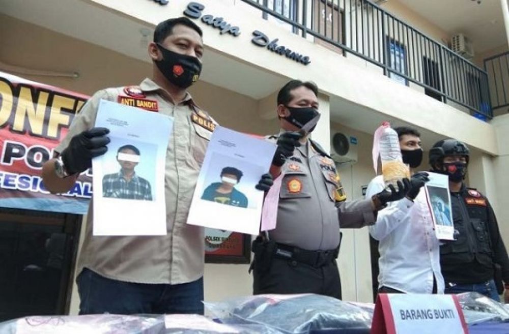 Kapolsek Sukolilo AKP Subiyantana dan Kanit Reskrim Iptu Zainal Abidin membeberkan foto dua pelaku pengeroyokan yang berujung pada kematian serta barang bukti yang diamankan. SP/septyan