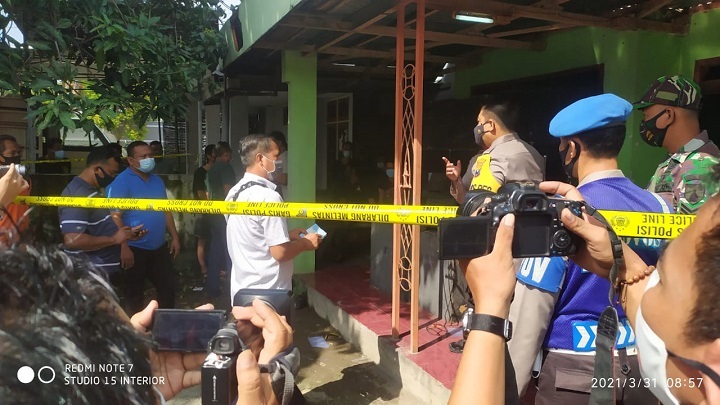 Polisi memberikan keterangan singkat di TKP. SP/Dwy AS