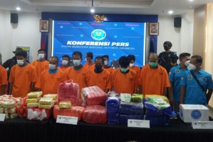 13 orang tersangka jaringan pengedar narkoba Dumai-Madura yang membawa 212 kilogram Sabu dan 19.700 butir ekstasi, dibekuk oleh BNN RI, Rabu (21/4/2021). 