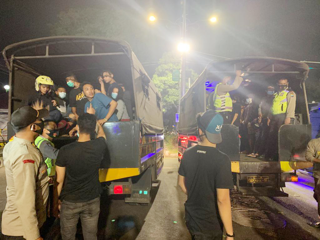 Petugas membawa para remaja yang diduga hendak melakukan aksi balap liar di Jalan Jenggolo, Sidoarjo Kota, kemarin. SP/Sugeng