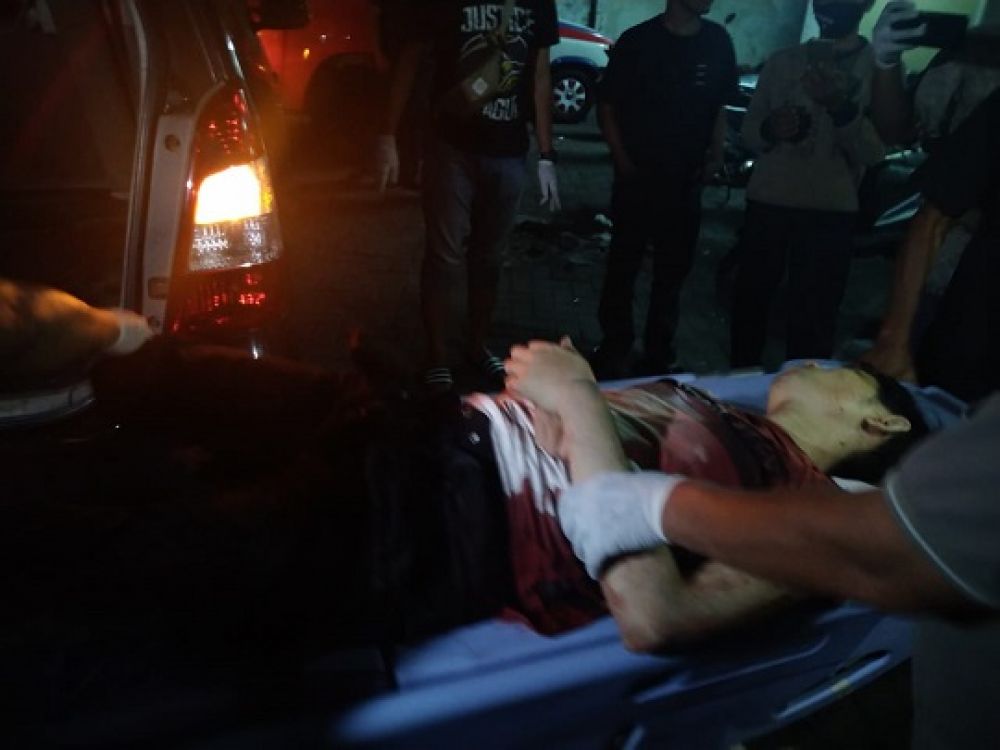 Petugas mengevakuasi jenazah F, pemasok narkoba yang ditembak mati Polrestabes Surabaya di kamar mayat RSU dr Soetomo, Sabtu (12/9/2020) malam.

SP/Septyan