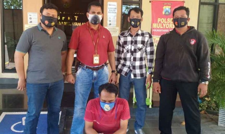 Pelaku saat diamankan petugas usai kabur ke Bangkalan Madura. SP/septyan