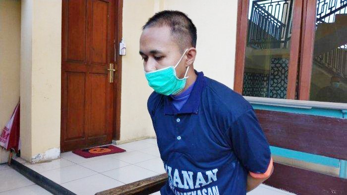 Jaelani, ditangkap dan langsung mengenakan pakaian tahanan di Mapolres Pamekasan, Jumat (16/4/2021). SP/ris/pmk