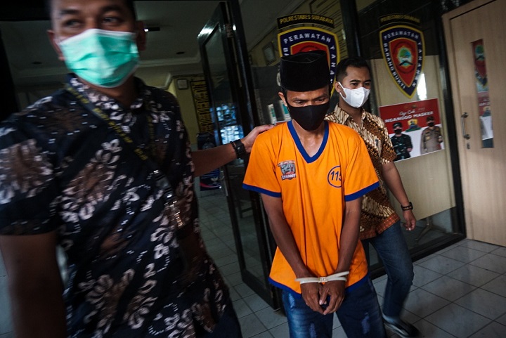 Pelaku Abdul Hosid, Jumat (12/3/2021), dibekuk tim Jatanras Satreskrim Polrestabes beserta barang bukti clurit yang diduga dipakai membunuh. SP/julian