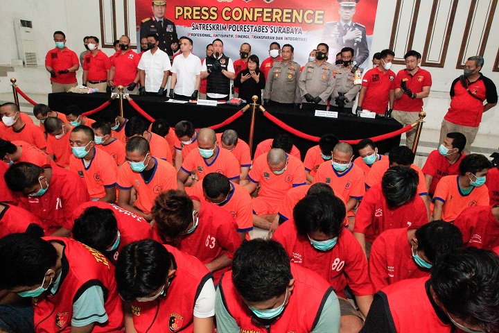 Para pelaku curanmor yang diungkap tim Satreskrim Polrestabes Surabaya dalam kurun waktu dua bulan beserta barang bukti dipamerkan di Mapolrestabes Surabaya, Senin (7/11/2022). SP/ariandi