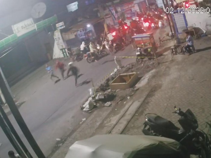 Tangkapan layar rekaman CCTV saat sekelompok pemuda diduga gangster melakukan penjarahan di kawasan Keputih Surabaya