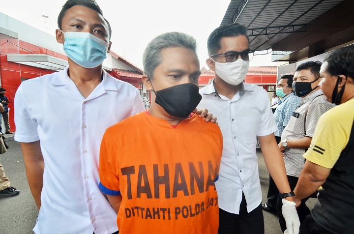Tersangka penipuan dan penggelapan Panji Permana ditangkap oleh Subdit 1 Kamneg Direskrimum Polda Jatim, Rabu (25/11/2020). Sp/arlana