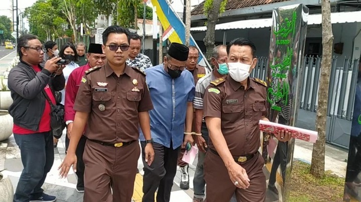 Ary Handoko (baju biru) saat hendak menjalani sidang di PN Jombang.