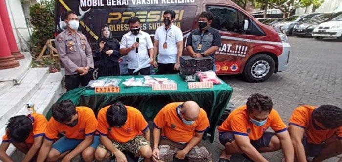 Pelaku penyelundupan dan pengedar narkoba jenis sabu, ditangkap Sat narkoba Polrestabes Surabaya. SP/Anggadia Muhammad