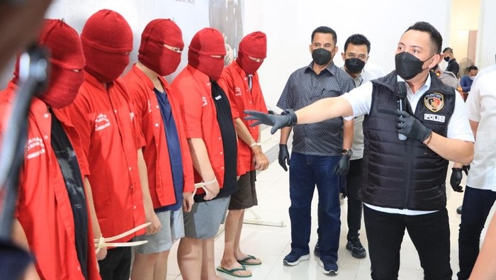 Kasat Reskrim Polrestabes Surabaya, AKBP Mirzal Maulana, mengekspos hasil tangkapan judi online, pada Sabtu (20/8/2022).