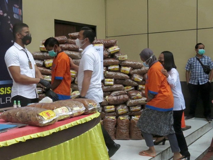 Pasutri di Wonoayu Sidoarjo dibekuk Polresta Sidoarjo dengan barang bukti kerupuk mengandung boraks siap edar hampir 4 Ton, di Mapolresta Sidoarjo, Senin (1/3/2021). Sp/sugeng