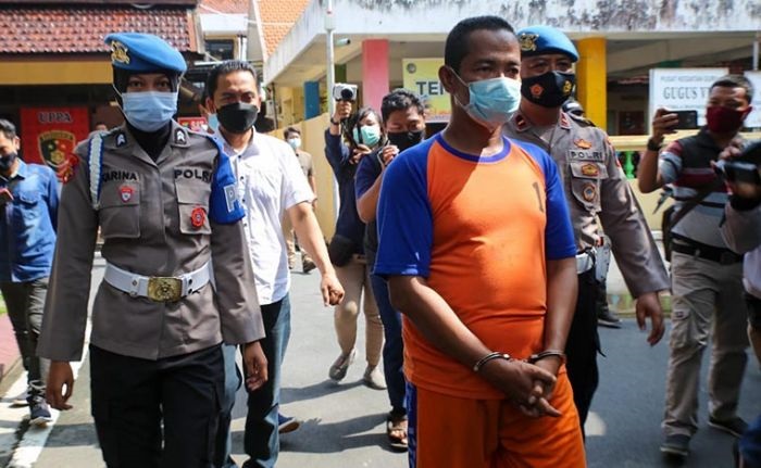 Tersangka S saat digelandang polisi karena melecehkan para santrinya. SP/Dwi